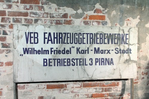 Sehr großes schild - sehr,
